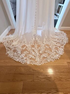 Elegant White Lace-Trim Wedding Dress with Scalloped Train